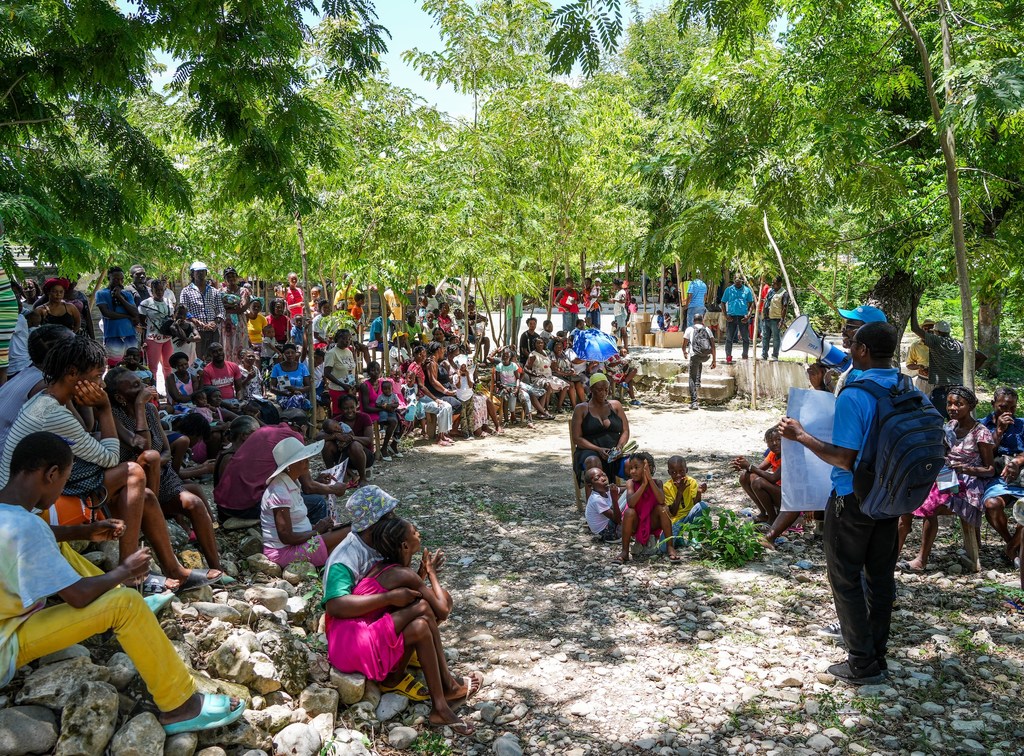 Decenas de desplazados de las comunas haitianas de Mirebalais y Saut-d'Eau asisten a sesiones de concienciación sobre higiene en Boucan-Carré.
